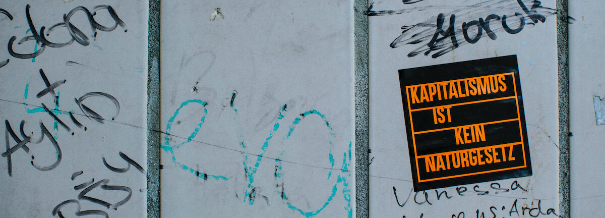 Sticker: "Kapitalismus ist kein Naturgesetz"