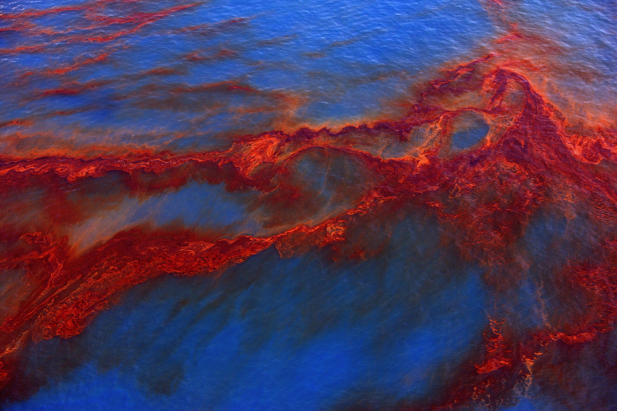 Öl von BP Deepwater Horizon auf der Meeresoberfläche bei der Erdölkatastrophe im Golf von Mexiko.