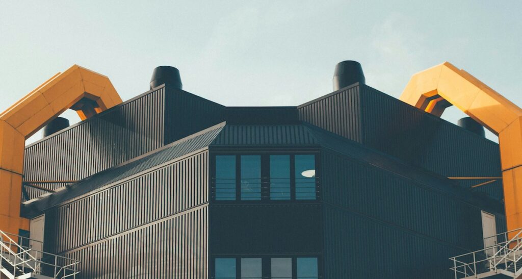 Ein brutalistisches Gebäude mit einer schwarzen und orangenen Metallverkleidung.