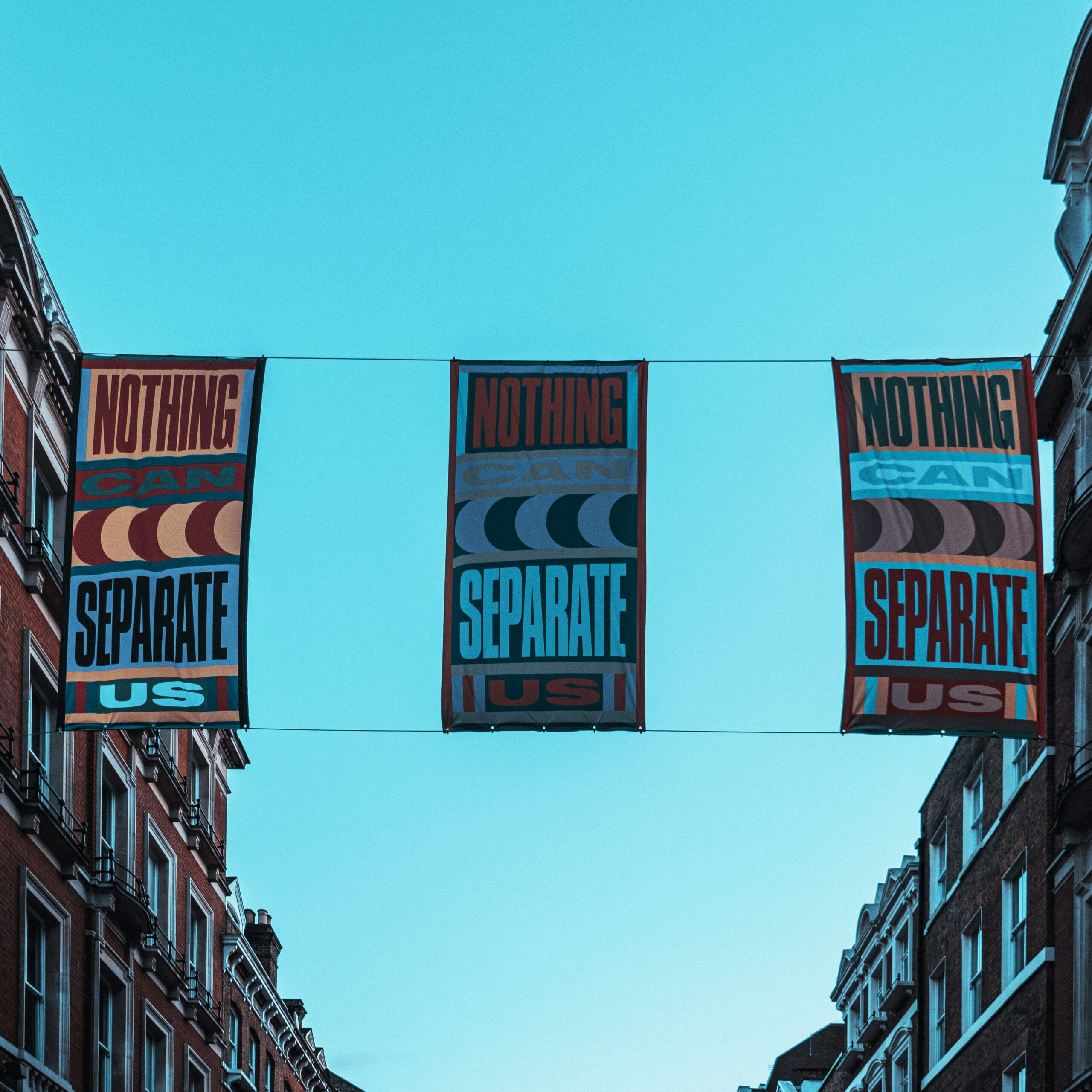 Drei Banner zwischen Häusern aufgehängt, auf denen steht: "Nothing can seperate us".